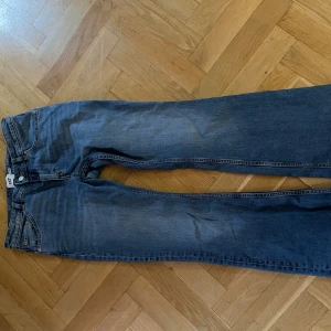 Low waist jeans  - Low waist jeans från lager 156 i storlek M som inte har kommit till användning i färgen blå. 