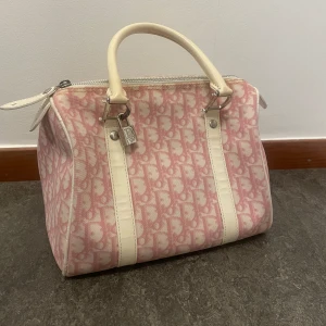 Dior väska - Säljer denna super fina rosa dior väskan pga kommer inte till användning. Äkthetsbevis finns och kommer med såklart🤍