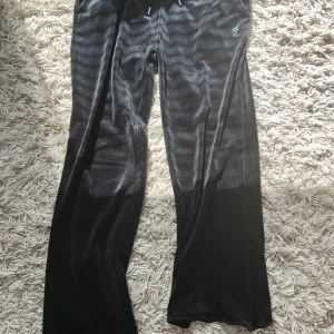 Juicy byxor - Svarta mjukis byxor från juicy. Men jag har klippt botten av benen och även försökt sy en av dem. Har ej haft dem på mig, så helt oanvända. Dock lite förstörda men dem går att rädda