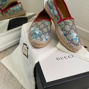 Gucci - ÄKTA GUCCI skor🫶🏼  Är storlek 35 men skulle säga att dem passar mer 36/37 