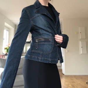 Jeansjacka  - Vintage jeansjacka med så snygga detaljer och så fina, långa vida armar. Figursydd. Kavajmodell. Säljer då jag har för mycket jackor 🩷 Tryck gärna på köp nu! 