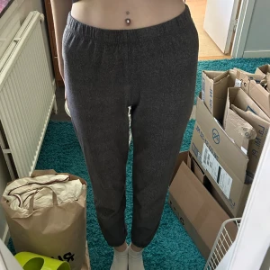 Gråa mjukisbyxor - Mörkgråa mjukisbyxor, storlek S, lite liten i storlek, bra skick