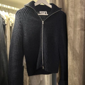 Stickad tröja med dragkedja  - Från weekday 