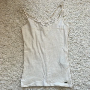 Linne från hollister - Ett linne från holliser. Perfect till sommaren🌸🌸