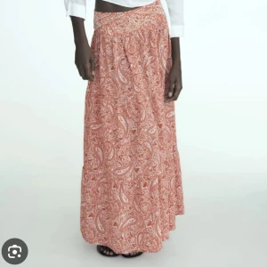 Lång kjol - Så fin lång kjol med mönster från zara🌸passar så bra till hösten med en stickad tröja💐