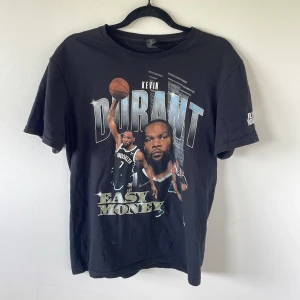 Vintage graphic KD t-shirt - Toppskick. Köpt i en vintage affär i New York.