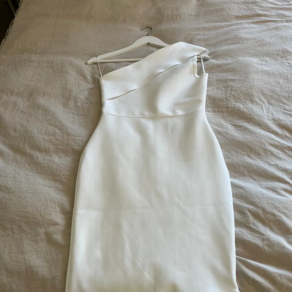 Fin vit klänning med one shoulder❤️. Klänningar.