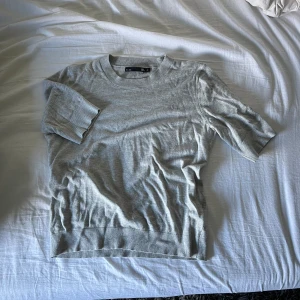 Finstickad T-shirt  - Finstickad T-shirt/trekvartsärm från lager 157. Storlek xs. Världens skönaste material och fin passform. Säljer då den inte kommer till användning💗