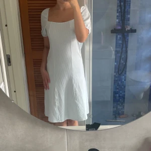 Klänning - Så söt randig klänning i ljusblå och vit!! Perfekt till sommaren