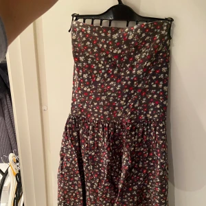 Hollister blommig klänning utan band - Säljer min superfina klänning då den blivit för kort. Den är perfekt att ha på stranden över bikinin eller som midsommarkänning🎈Den är från Hollister i stl S men är mer som xs. Kort modell! Fint skick 