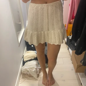 Stickad kjol - Strlk S Aldrig använd så perfekt skick från zara krämvit färg!