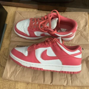 Nike dunk low - Nike dunk low archero pink  Storlek 38,5  Nästan nyskick Og box och extra laces ingår 