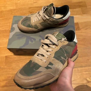 Valentino Rockrunner  - Ett par riktigt fina rockruners storlek 40 men sitter lite större typ 41. Pris kan diskuteras. 