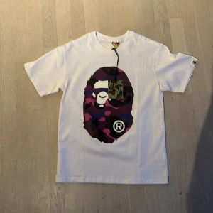 Bape t-shirt - Bape t-shirt lila liga med tag kvar använd 1 gång storlek medium