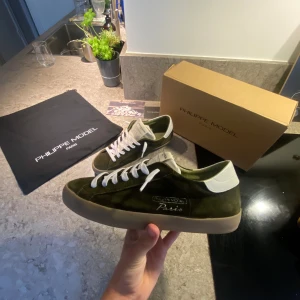 Philippe Model - Ett par sällsynta Philippe Model som ej går att köpa nya längre. Dom är i 9/10 i skick och det ingår ett par vita tillköpta skosnören. Har allt og förutom kvitto.