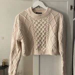 Stickad tröja - Croppad stickad tröja ifrån Gina tricot, storlek S. Använd fåtal ggr och fint skick✨offwhite i färgen🤍