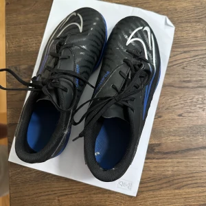 Futsalskor Nike 37.5 - Futsalskor i märket Nike stl 37.5, använda en inomhussäsong. 