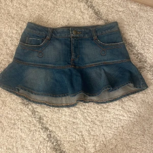 Jeans kjol  - Jätte fin jeans kjol💓💓 Står ej vilken storlek det är men den är 80 cm i midjemått och den ör 30 cm på längden 