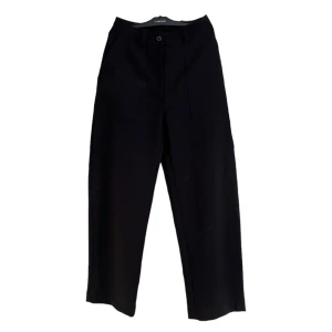 Kostymbyxor med snygg söm på framsidan - Säljer kostymbyxor med snygga detaljer som gör de extra speciella. Säljs pga-för små, köptes för 999. Bekväma, straightleg modell. Jag skulle säga att storleken är mer lik 38 än 36, elr om man vill ha lite mer baggy fit. En stor favorit i kostymbyxa💕