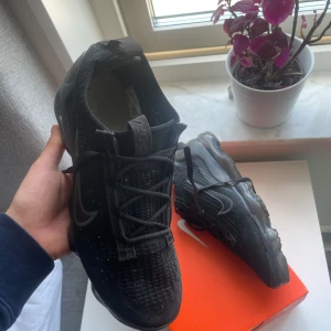 Nike vapormax  - Säljer mina vapormax pågrund av ingen användning, använt dem 4 gånger förra året och skicket är i ny skick. Skriv ifall du har några frågor eller funderingar