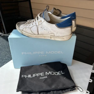 Philippe model skor  - Storlek 42 passar 43. Bra skick skulle säga 8/10. Box, dustbag och kvitto finns. Kan ordna mer bilder.