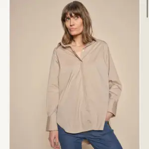 Säljer denna fina skjortan från mos mosh i beige🤎 köpt för 1 699 kr!