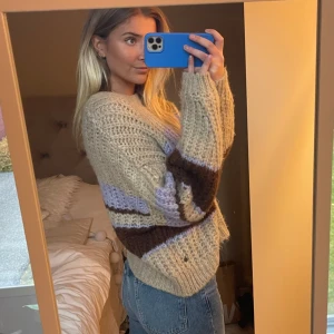 Stickad tröja - Mysig stickad tröja från pull & bear. Storlek M💕