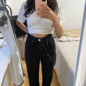 Zara jeans  - Klippt där nere eftersom de var för långa men passar perfekt just nu, jag är 170cm🥰