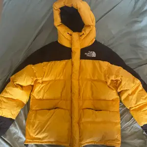 Säljer North Face jacka då den inte används längre. Varm och håller för de kallaste vintrarna.