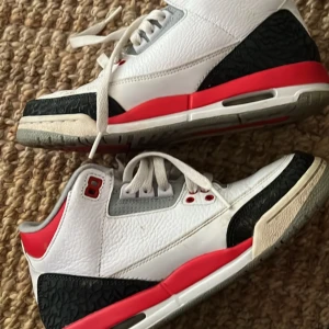 Nike Air Jordans  - Vita med svarta och röda detaljer  Små i storleken, så passar nog bättre på någon som vanligtvis har 37.  Sparsamt använda, tvättat av så gott jag kunnat men finns vissa fläckar på sulorna. 