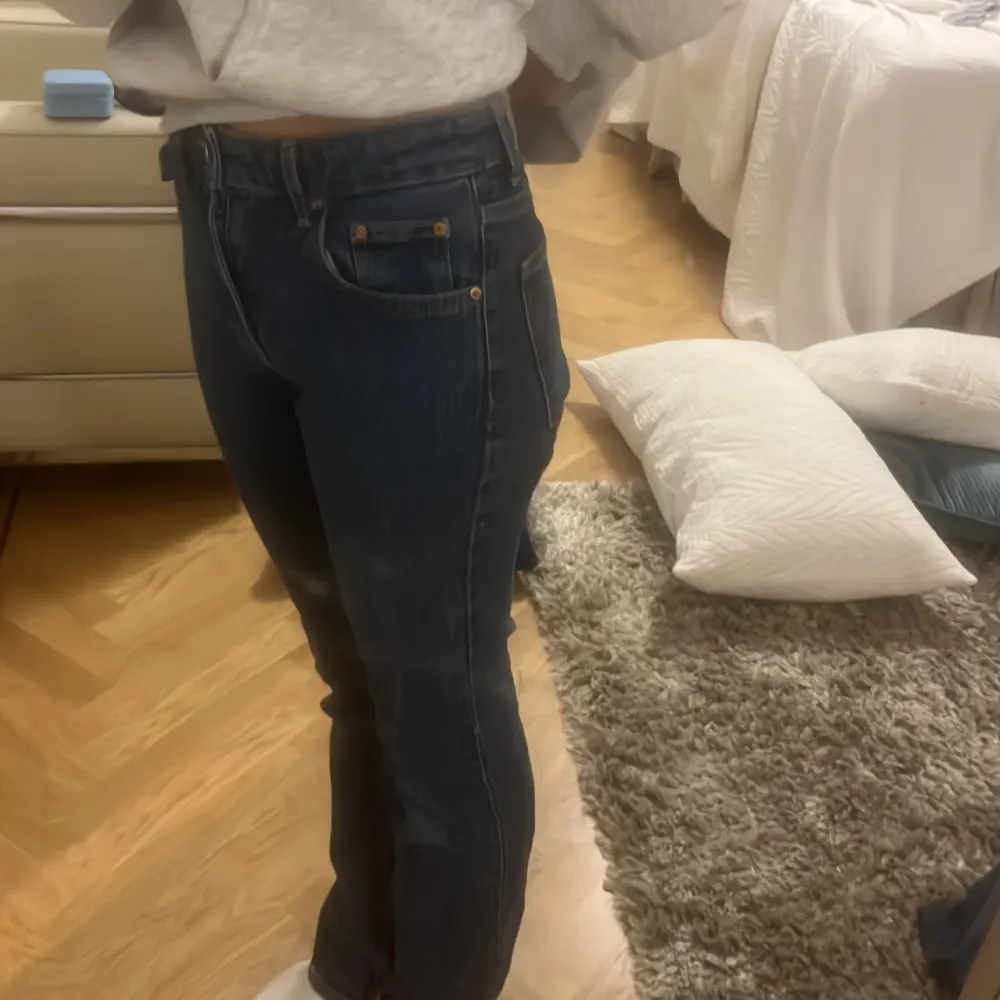 Trendiga bootcut jeans från Gina tricot, knappt använda och i mycket bra skick, pris kan diskuteras . Jeans & Byxor.