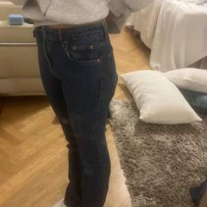 Trendiga bootcut jeans från Gina tricot, knappt använda och i mycket bra skick, pris kan diskuteras 