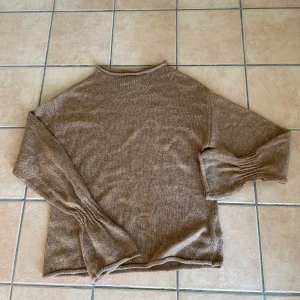 Stickad tröja tjej  - Stickad tröja i perfekt skick. Säljs pga rensa garderoben. Form vid armarna och är i storlek: XS. 