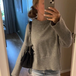 stickad tröja från bershka - aldrig använd  Jättebra skick  Nypriset var 500 ungefär 💞