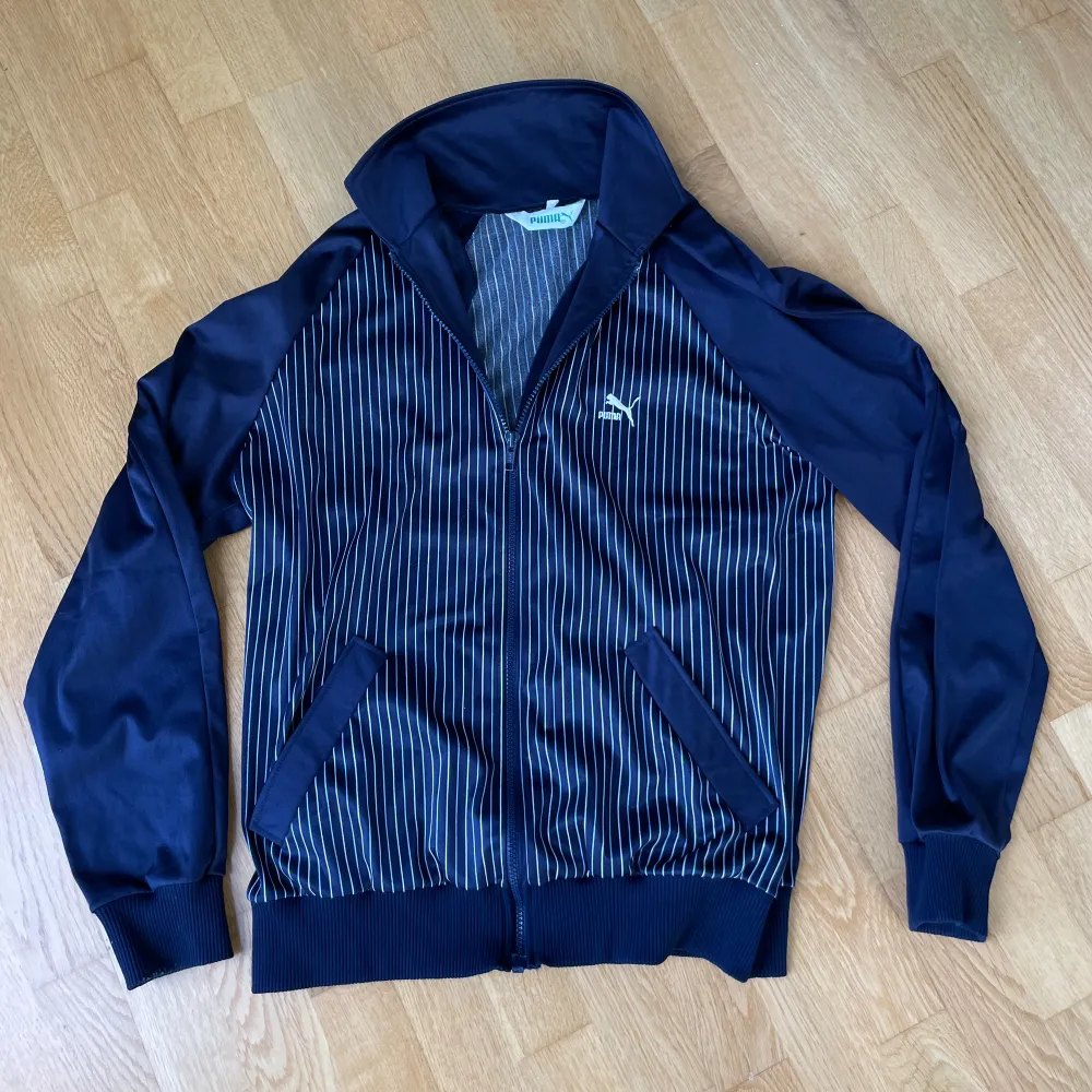 Snygg vintage mörkblå zip/tracksuit i super bra skick! Inte riktigt min stil längre och en aning kort för mig som är 178 lång o har herr s! . Hoodies.