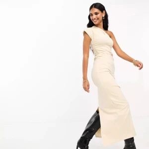 One shoulder klänning vit - Ny och aldrig använd! Superfin one shoulder klänning, benvit och lång. Den är verkligen jättesnygg och perfekt storleksmässigt. Säljer då jag av misstag köpte 2 likadana och var sen med returen. 