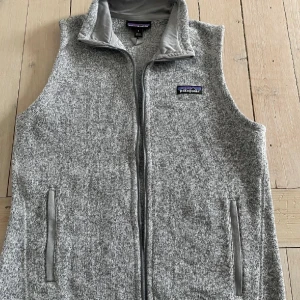 Patagonia väst - Tja! Säljer nu denna sjukt feta patagonia väst som är riktigt svår att få tag på i denna färgen. Västen är använd en gång och är därmed i ett felfri skick, som ny! Storlek S och säljer pga att den var lite liten på mig. Kom gärna privat vid frågor!
