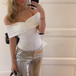 Topp zara - Säljer denna toppen från zara som är en body men kan även användas utan💗 helt ny med lappen kvar!