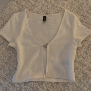 Vit cropped cover t shirt - Jättefin vit tröja med en stålfjäril i mitten som passar bra för både alt och basic stil!  Använd en gång och har inga permanenta fläckar/ skador 