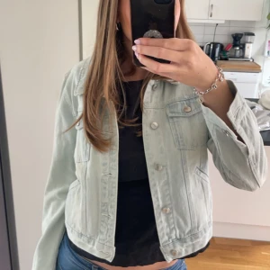 Jenas jacka - Jätte fin jeansjacka som aldrig är använd. Säljer pågrund av att den inte kommer till användning ✨
