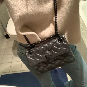 Kurt Geiger väska🙏🏼💗 - jätte jätte snygg väska som är svår att få tag på. Slutsåld på flera ställen! Den är använd och har lite slitningar i hörnen men annars i fint skick! 💛