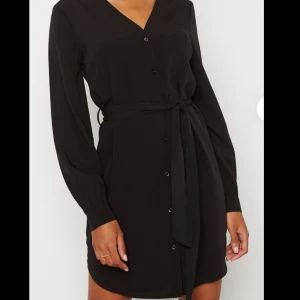 Klänning  - Svart klänning, aldrig använd.