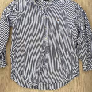 Ralph Lauren skjorta i mycket gott skick som är perfekt till sommaren. Varan är hel och i storlek L.