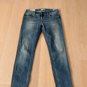 Dondup jeans  - Riktigt snygga och populära dondup jeans i den populära modellen George storlek 30. Hör av er för frågor eller funderingar 