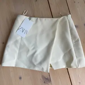 Så fin kjol/shorts från zara i krämvit, passar till allt, helt oanvänd med lappen kvar! Säljer för att den är för liten för mig tyvärr