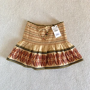 ZARA viral safari kjol / skorts - Otroligt snygg kjol från ZARA med stretch i midjan, pärlor i snören och inbyggda shorts. Ny med tags kvar, utan anmärkningar. Spana gärna in mina andra annonser. Erbjuder alla följare upp till 40% rabatt på allt. 🌻