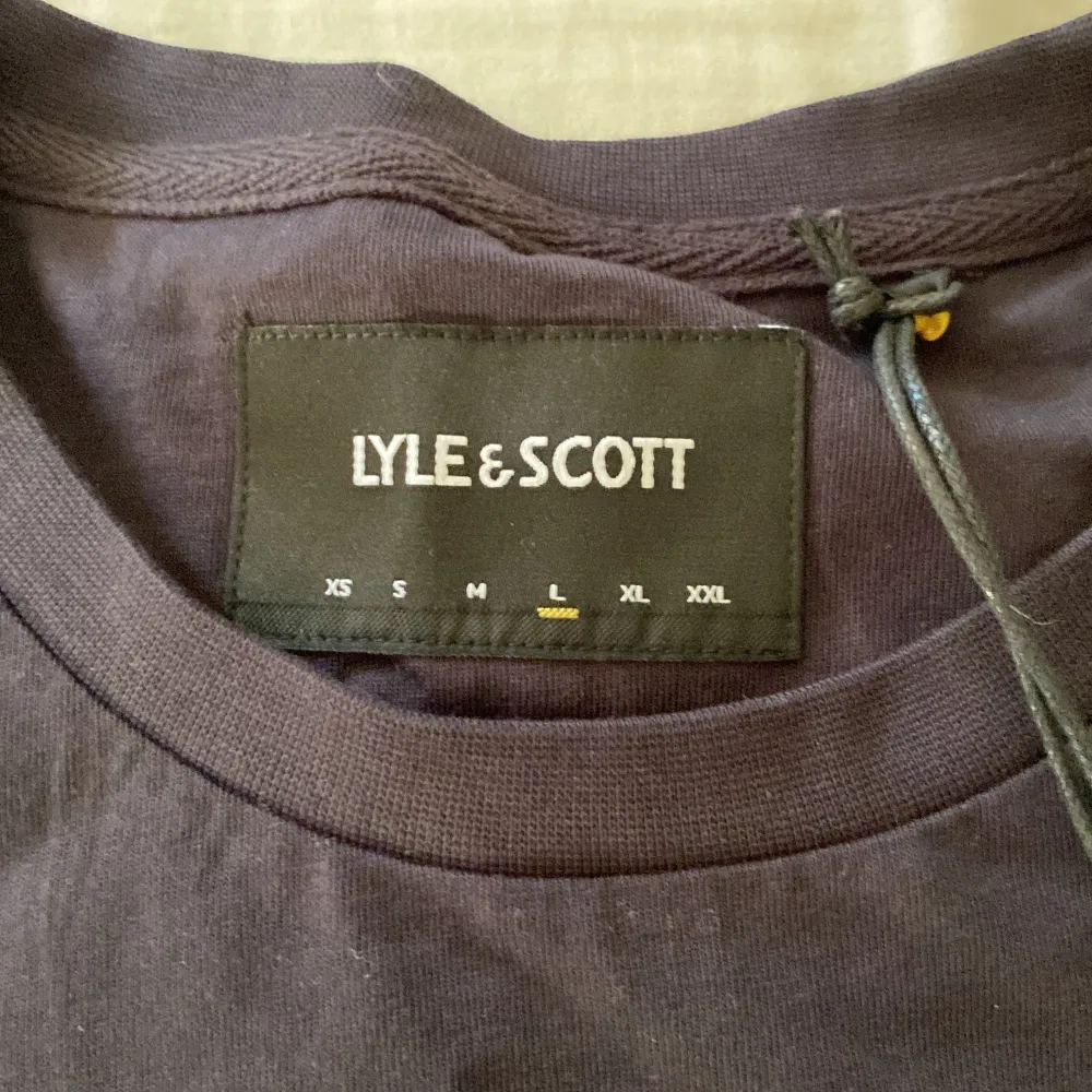 Säljer en Lyle & Scott tröja som aldrig blivit använd. Köptes för 600kr och har glömt att jag haft den därför inte använt. Säljer för 350kr då den är som helt ny. Storlek L men passar mer M. Tröjor & Koftor.