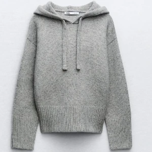 Zara stickad hoodie  - Intressekoll på denna grå stickad hoodie från zara. Köpt i vintras och jättefint skick då den endast är använd fåtal gånger. Inga defekter, hör av er för fler bilder eller frågor!! ❤️❤️