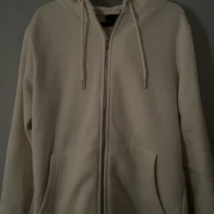 Beige Zip up - Slim fit model , Storlek S, den har blivit för liten för mig och vill sälja den. Priset kan diskuteras. Köptes för 350 kronor men säljs för 280. 