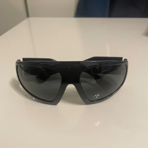 Burberry Solglasögon  - Säljer ett par burberry glassögon då jag inte använt dom på ett tag, dom är i ett bra skick o tagits väl hand om!!! Ordinarie pris 2375kr, pris kan diskuteras.